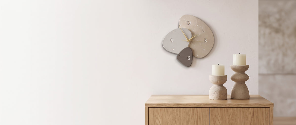 Horloge murale et bougeoirs en travertin sur un buffet en chêne clair